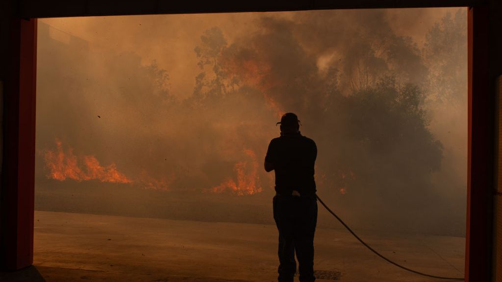 Fotky: Sardinii pustoší požáry, živí je obzvlášť silný vítr